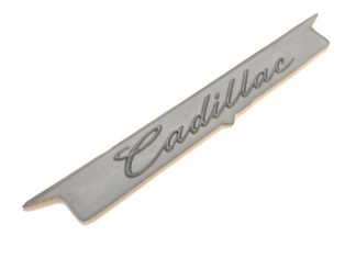 Plastemblemen på framskärmen "Cadillac"