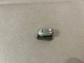 Bokstaven  C  i Cadillac texten på vingarna bak