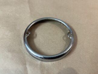 Kromring runt backljusglaset