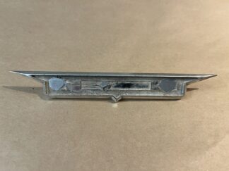 Kromram till Cadillac emblem på framskärmen